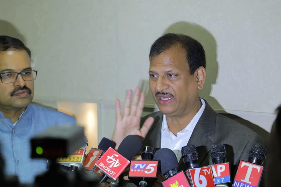 Dr. Vishnun Rao Veerapaneni addressing reporters and television news crews at a press briefing